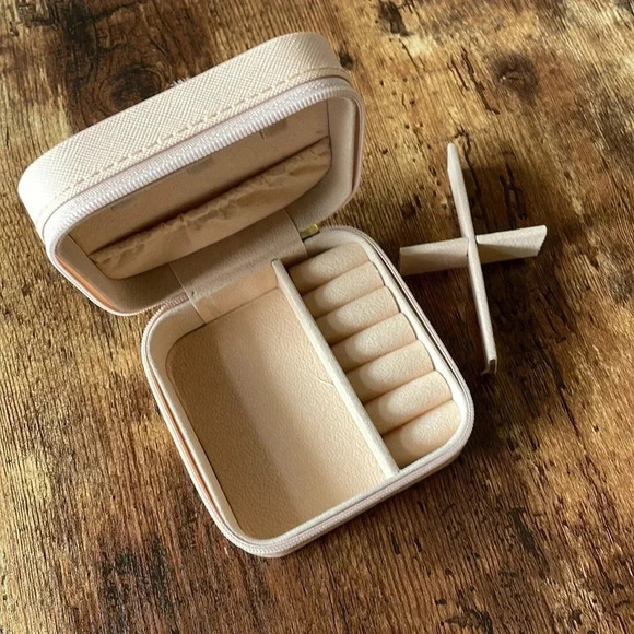 ❤️ NEW 2/$20 or 3/$25 Light Pink Jewelry Travel Case With Removable Section - Picture 2 of 5